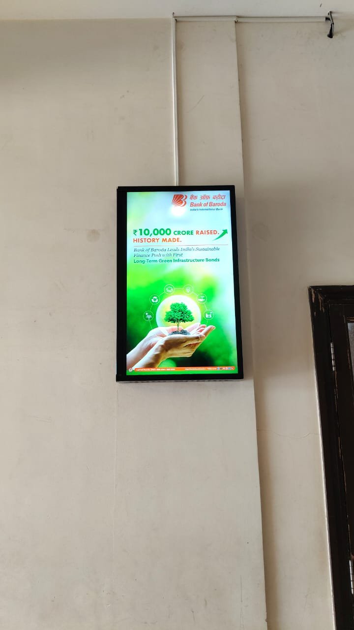 Maximeyz DOOH subway station advertising